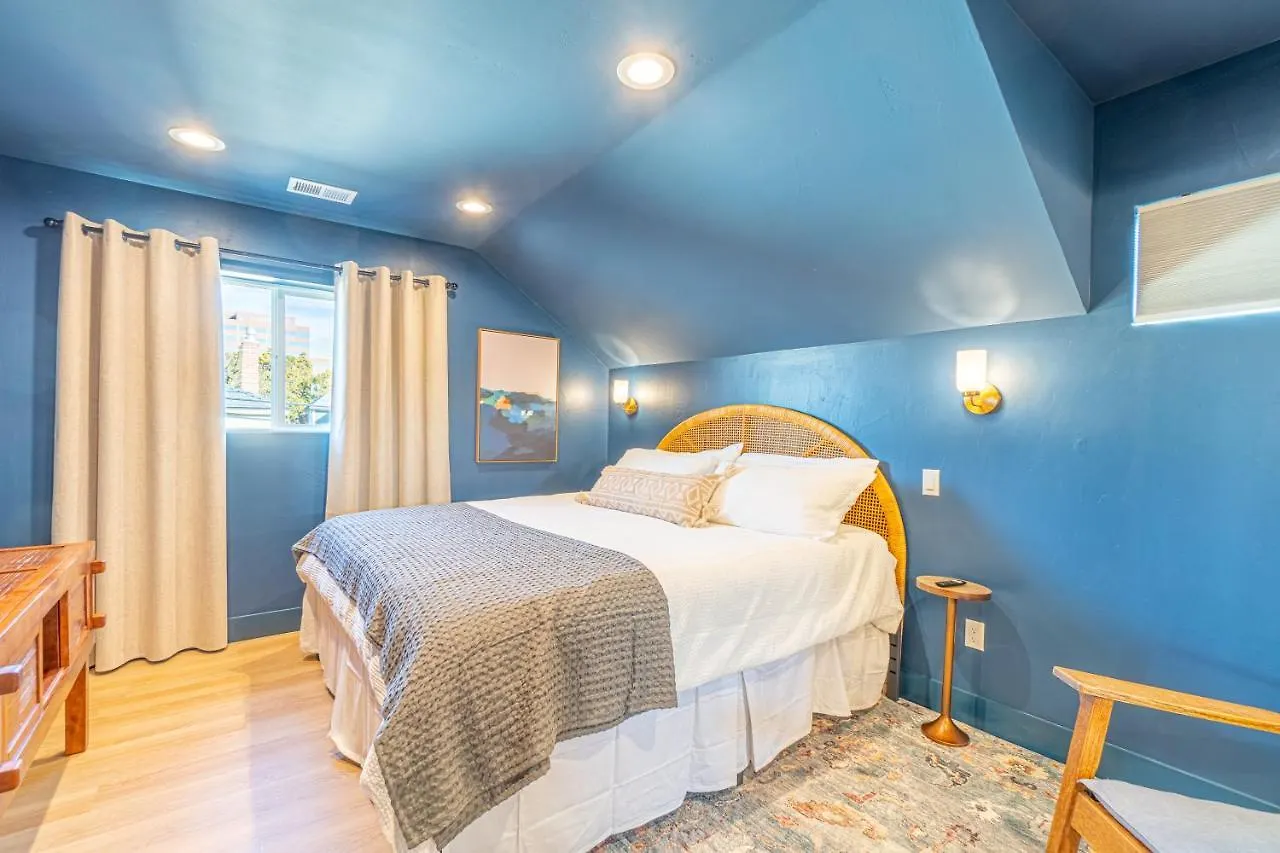 Apartment Luxury 4-Bed Home In Riverside Heights! Reno