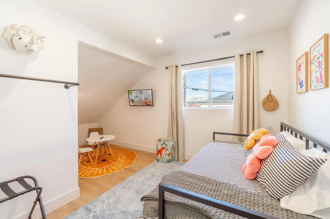Apartment Luxury 4-Bed Home In Riverside Heights! Reno